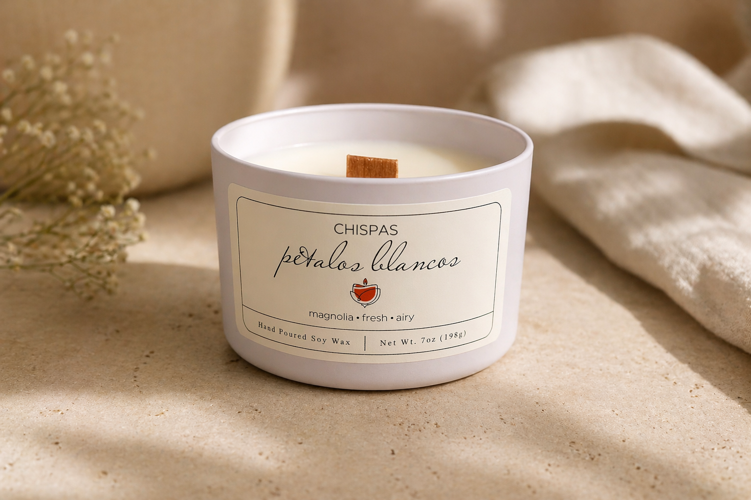 Close-up of Pétalos Blancos candle by Chispas with wooden wick, styled in soft natural light with neutral textures and delicate floral accents.