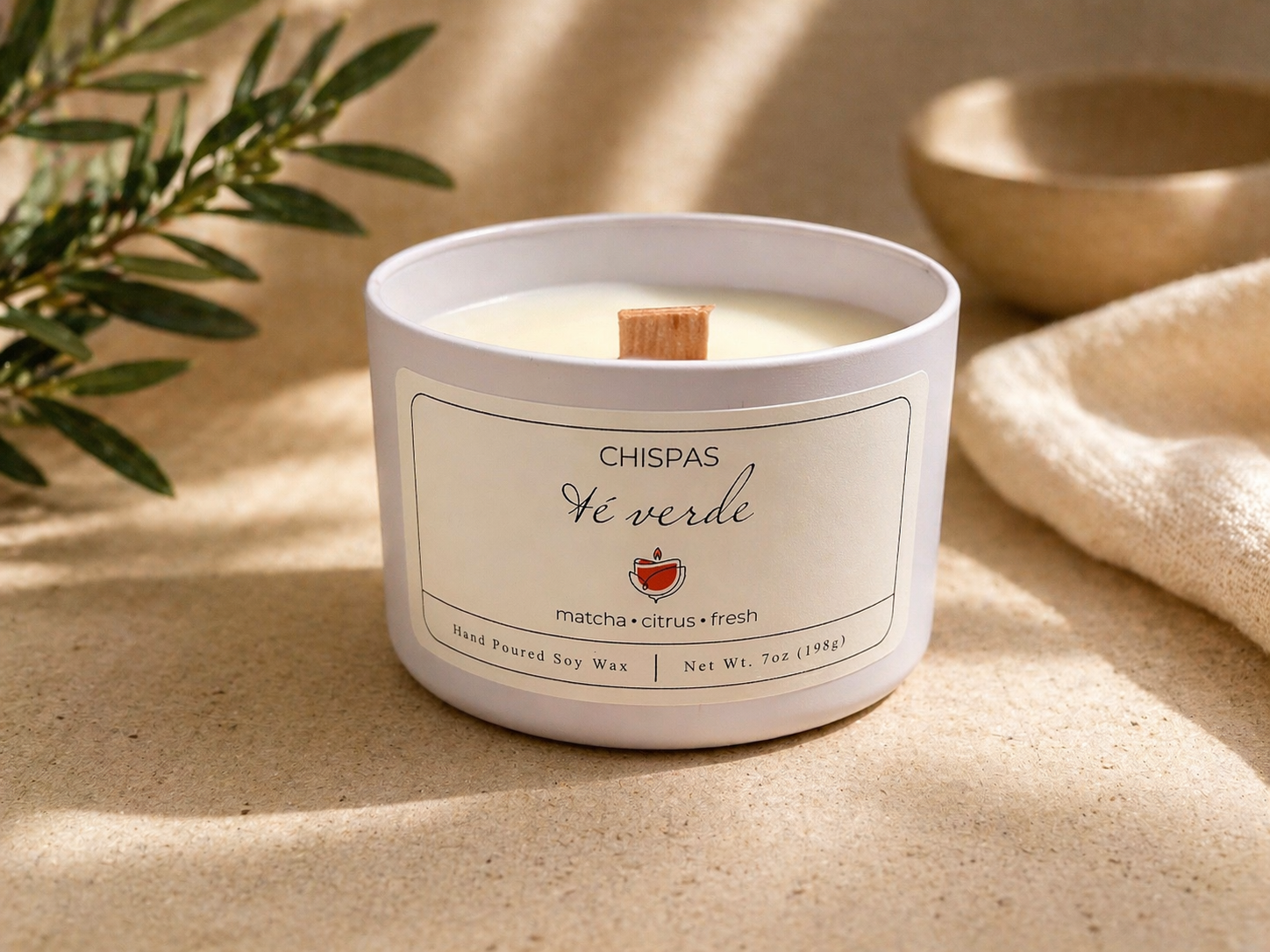 Té Verde candle by Chispas with wooden wick, styled in a minimal natural setting with soft light and greenery accents.