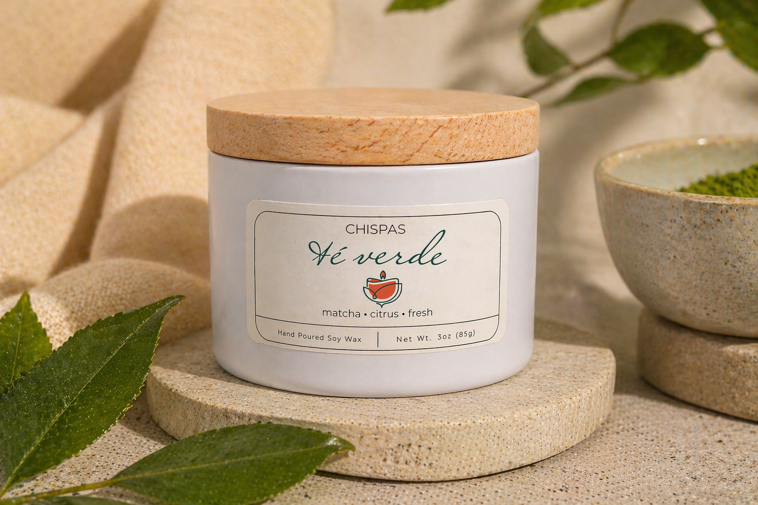 Té Verde candle by Chispas with wooden lid, styled with green leaves and matcha elements in a clean, natural setting.
